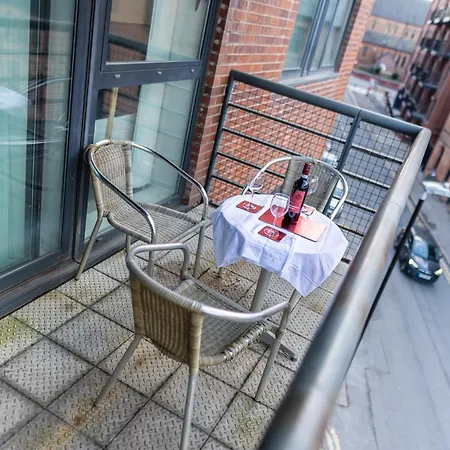 2ndhomestays-digbeth-birmingham I Sleeps 6 I Contractors I Insurance & Relocating Guests I Free Parking Apartment